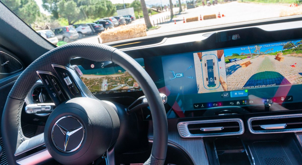 Mercedes Unveils Functionality That Recalls Driving Paths and Automatically Reverses Them
