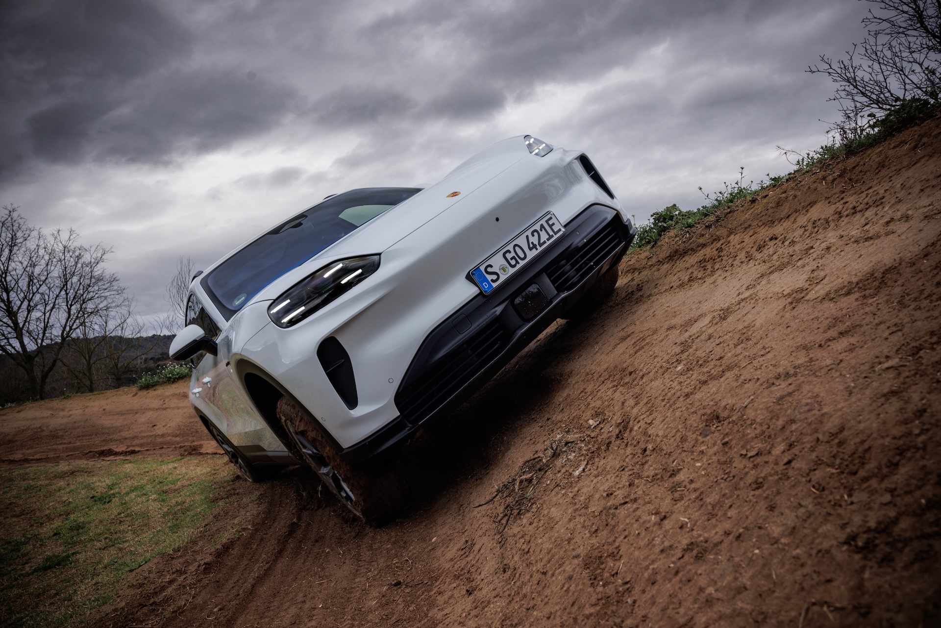 The Porsche Cayenne Electric: An Enjoyable but Unexpected Off-Road Adventure