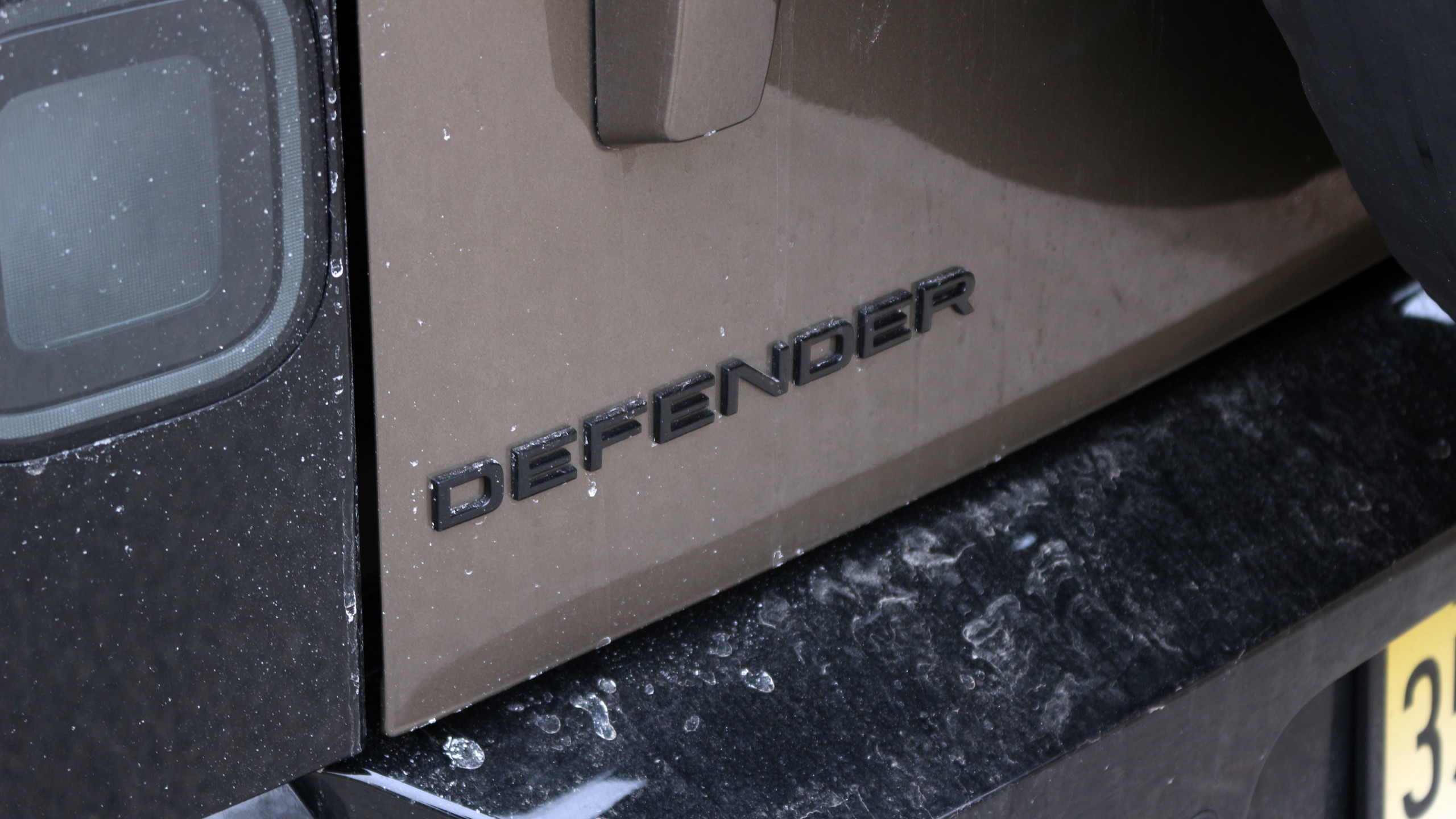 Land Rover Defender 110 V8 Evaluation: A Comprehensive Examination of Its Characteristics and Performance