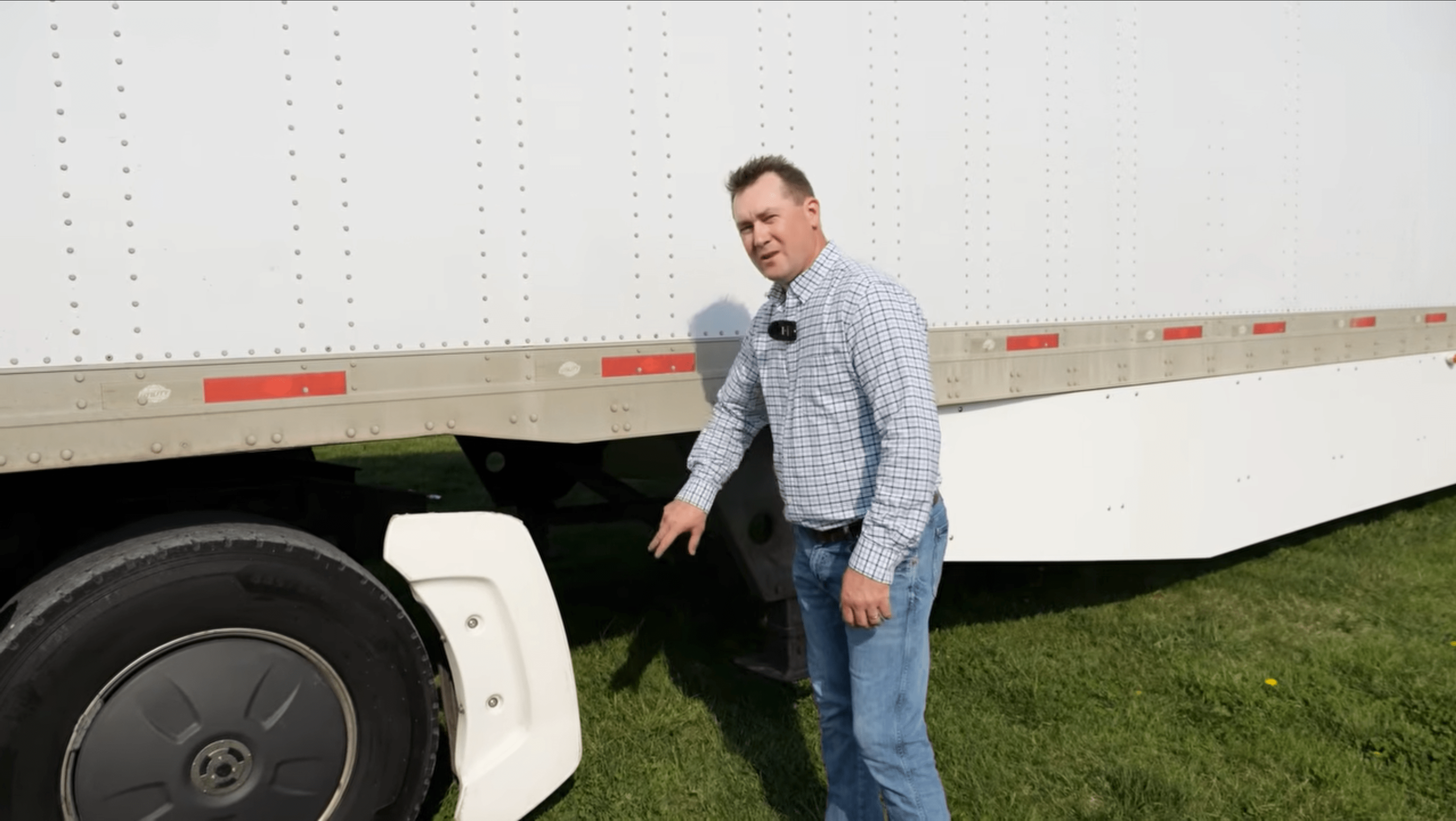 Trucker Offers Tips on Reaching 10 MPG Fuel Efficiency with His Freightliner