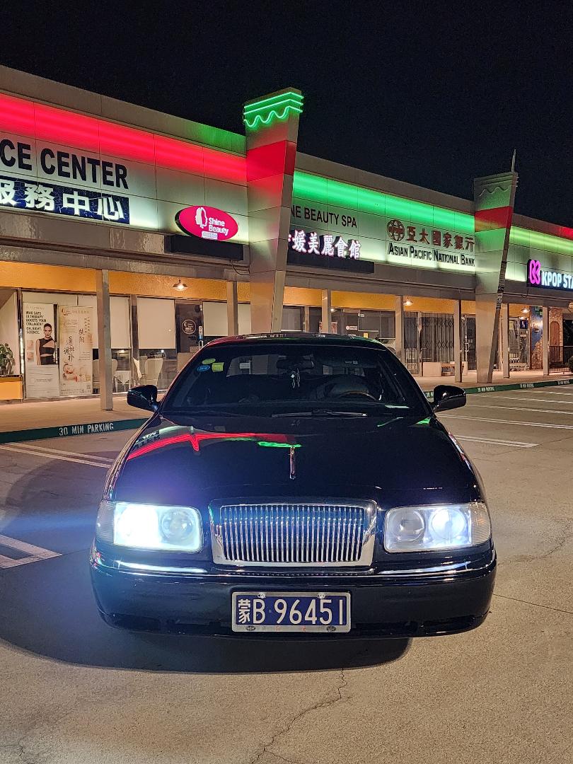 Lincoln Town Car Offered for Sale with Components from the Domestic Chinese Market from an Earlier Period
