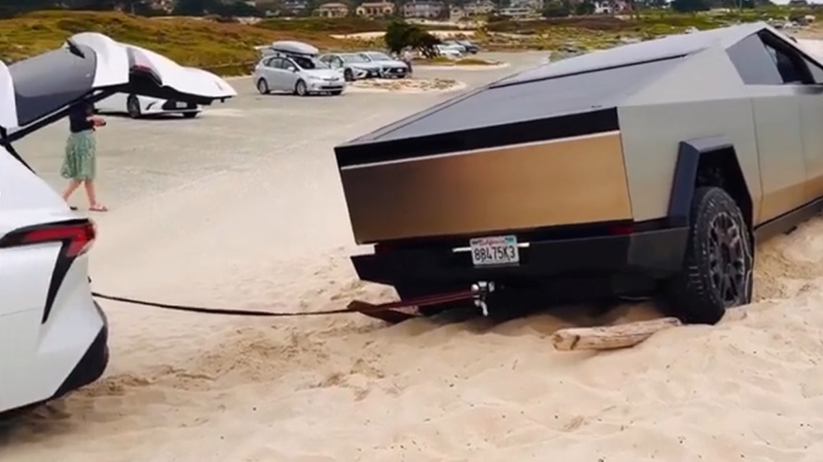 Minivan Aids in Recovering Stranded Cybertruck: Rental-Grade Sienna to the Rescue