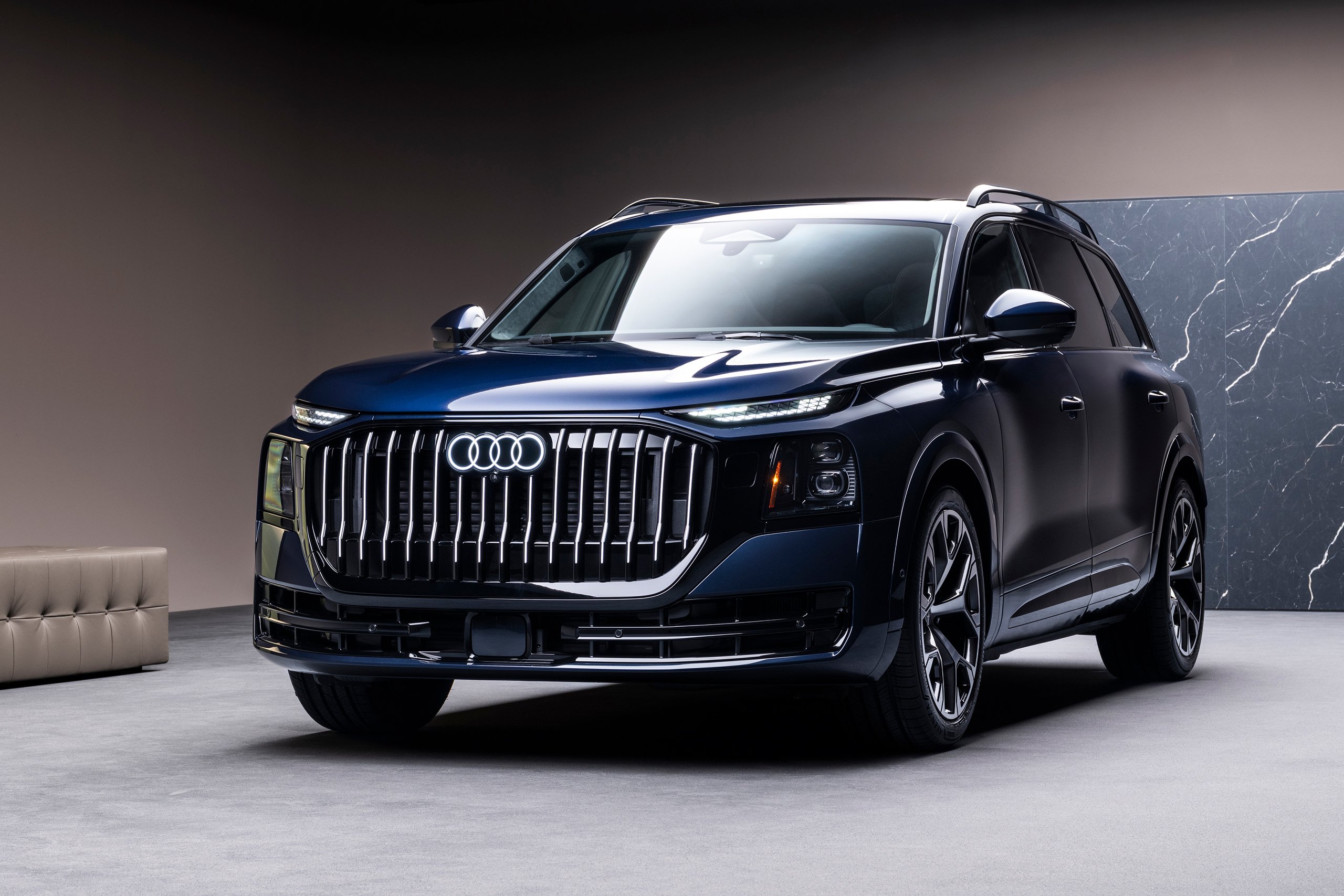 Audi Q9 Boasts Cutting-Edge Turn Signal Projection on the Road