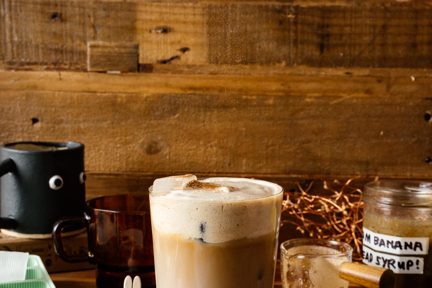 cinnamon dusting banana bread latte