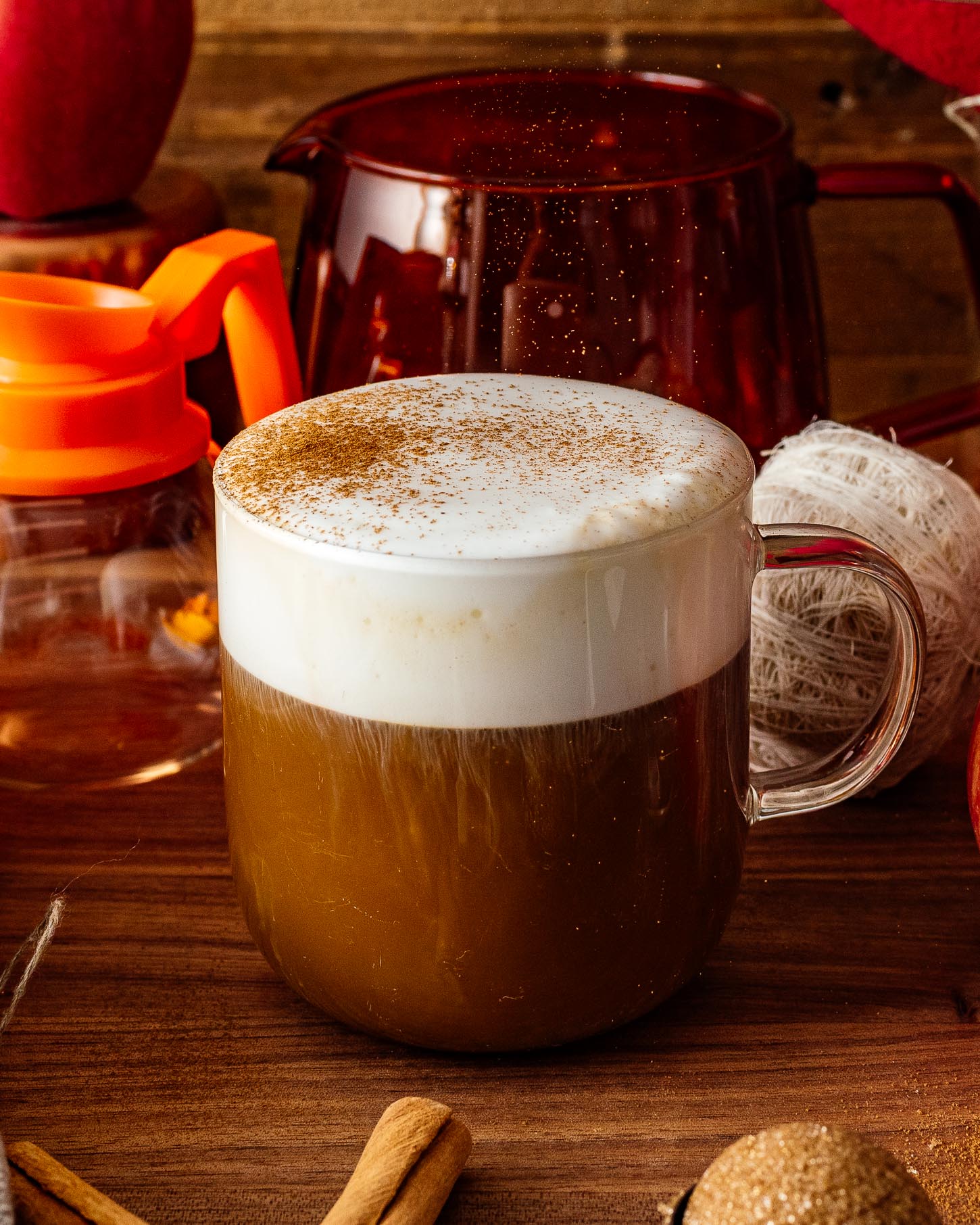 adding cinnamon powder to caramel apple coffee